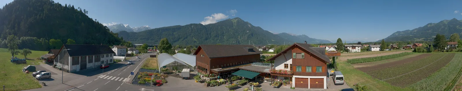 Gärtnerei Metzler mit Hofladen, Gewächshaus, Feldern und Bergkulisse